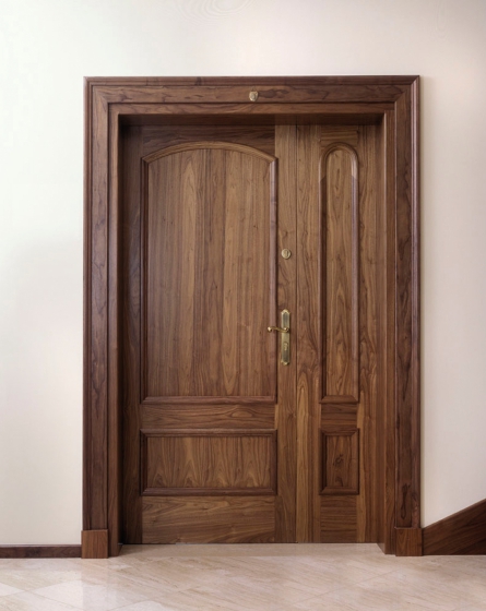 Drzwi wykonane z ciemnego drewna_fot. Marchewka